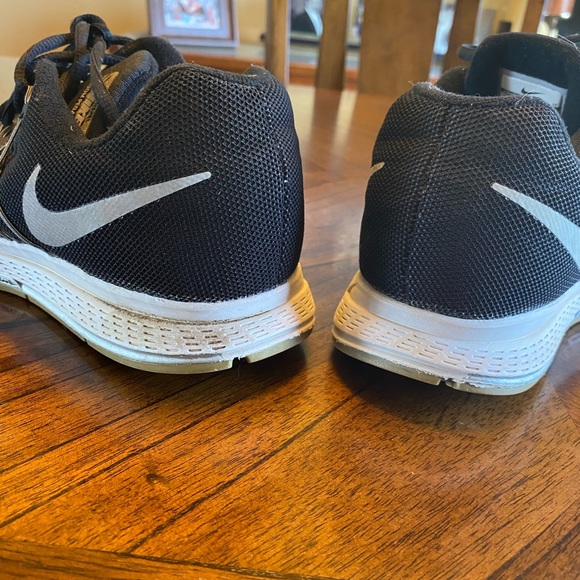 Hard to find Nike shoes black, turns iridescent - Picture 7 of 12